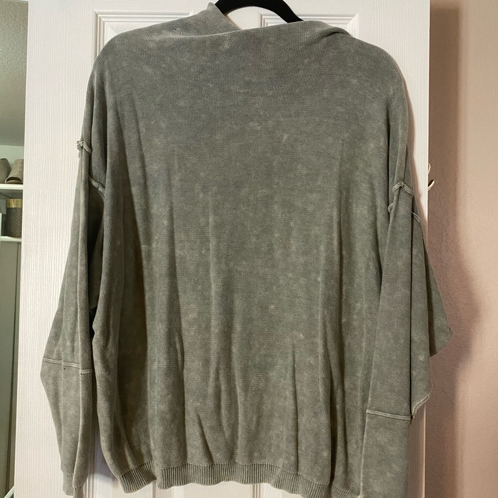 NWOT Greenish long sleeved sweater. Size small